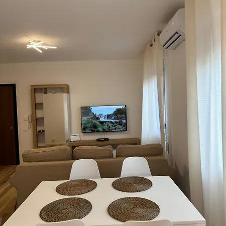 Iris Apartment *